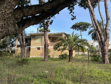 Foto Villa unifamiliare in Viale del Pesco, Anzio di 380 m² con 12 locali