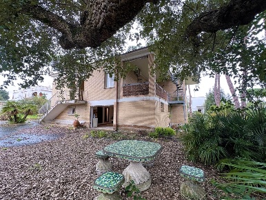 Foto Villa unifamiliare in Viale del Pesco, Anzio di 380 m² con 12 locali