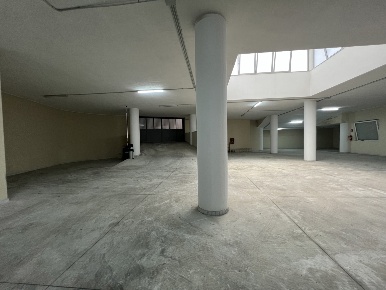 Foto Magazzino in Via LibertÃ  27, Maddaloni Centro di 700 m² con 1 locali