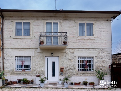 Foto Casa indipendente a Gradara Centro di 245 m² con 8 locali in vendita