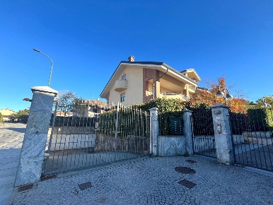 Foto Appartamento in Via Pagno 11, Saluzzo Centro di 92 m² con 4 locali