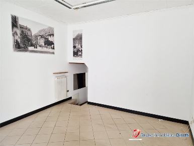 Foto Locale commerciale in Via Porro, Edolo Centro di 45 m² con 2 locali