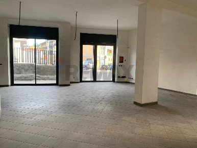 Foto Locale commerciale in VIA:ROMA, Camporotondo Etneo Centro di 90 m²
