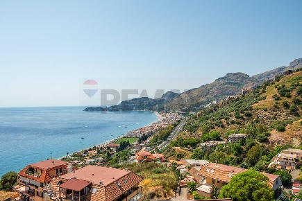 Foto Appartamento in Via Sillemi 49, Letojanni di 110 m² con 4 locali