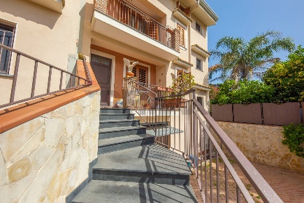 Foto Villa a schiera in Via Glorenza 40, Acireale di 281 m² con 7 locali