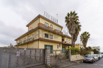 Foto Locale commerciale in Via pacinotti antonio, Aci Sant'Antonio