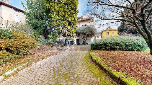 Foto Villa unifamiliare in Via De Amicis 6, Venegono Superiore di 500 m²