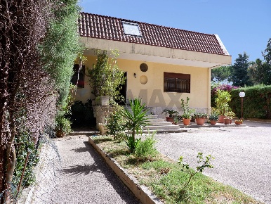 Foto Villa unifamiliare in via Ferrarecce 138, Caserta Lincoln di 350 m²