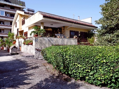 Foto Villa unifamiliare a Caserta Lincoln di 350 m² con 7 locali in vendita