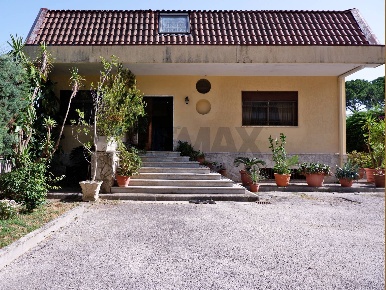 Foto Villa unifamiliare in via Ferrarecce 138, Caserta Lincoln di 350 m²