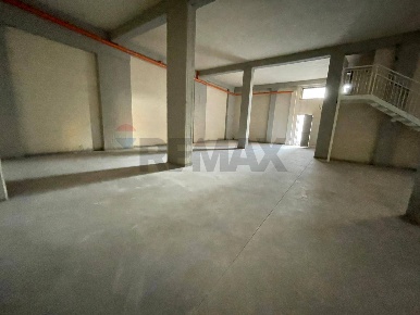 Foto Locale commerciale in Via: Luigi Capuana, Camporotondo Etneo di 390 m²