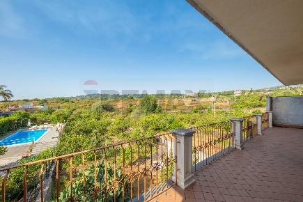 Foto Villa unifamiliare in Via Calvario, Acireale di 300 m² con 7 locali