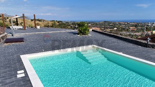 Foto Villa unifamiliare in via Bellini 181, Piedimonte Etneo di 260 m²