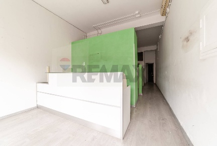 Foto Negozio in Via Paterno' 7, Roma Borghesiana di 55 m² con 2 locali