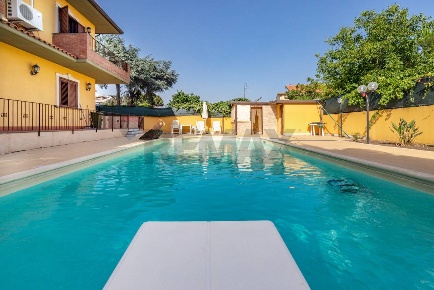 Foto Villa unifamiliare a Mascalucia Centro di 300 m² con 6 locali