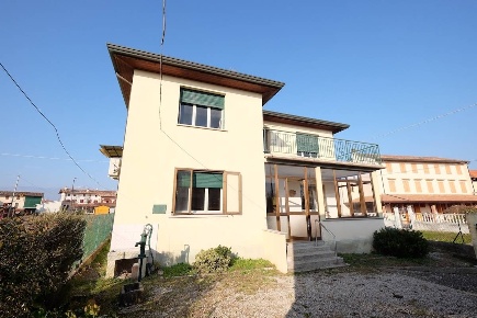 Foto Casa indipendente a Cordenons Centro di 134 m² con 5 locali in vendita