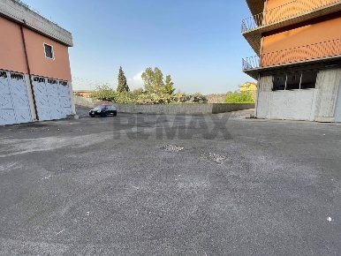 Foto Locale commerciale in Via: Luigi Capuana, Camporotondo Etneo di 390 m²