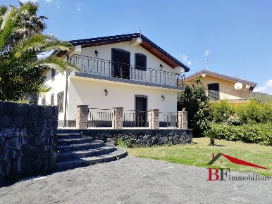 Foto Villa unifamiliare in via Cavotta, Zafferana Etnea di 160 m²