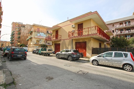 Foto Casa indipendente in Via San Marino 4, Siracusa di 186 m² con 7 locali
