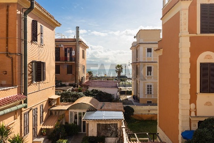 Foto Appartamento in Viale Della Pineta Di Ostia 60, Roma Ostia Levante