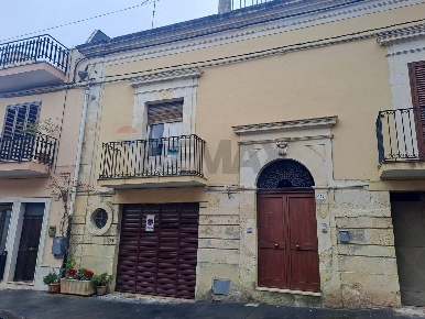 Foto Case semi ndipendenti in via umberto 110, Ferla di 121 m² con 4 locali