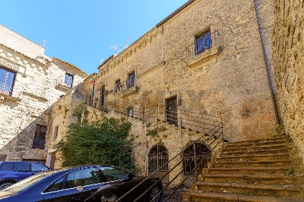 Foto Appartamento in Via Roma 467, Enna Centro di 218 m² con 8 locali