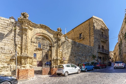 Foto Appartamento in Via Roma 467, Enna Centro di 218 m² con 8 locali