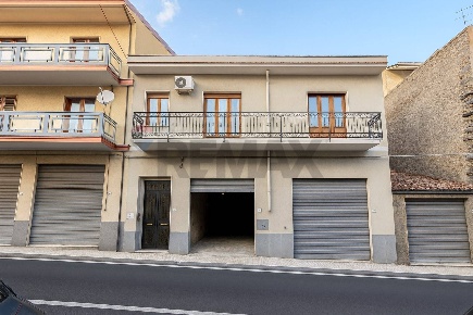 Foto Casa indipendente in Via Libertà 164, Linguaglossa di 180 m²