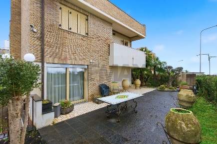 Foto Villa unifamiliare in Via Platano 60, Giarre di 340 m² con 12 locali