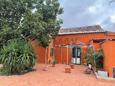 Foto Locale commerciale in VIA PONTE BORIA 2, Calatabiano di 150 m²