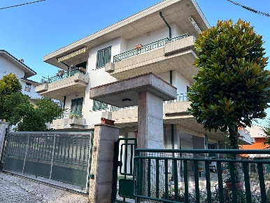 Foto Villa unifamiliare in Nepezzano, Teramo Nepezzano di 400 m² in vendita