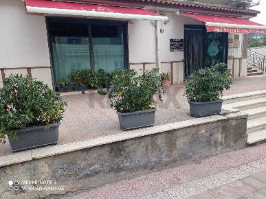 Foto Locale commerciale in via francavilla 42, Taormina di 120 m²