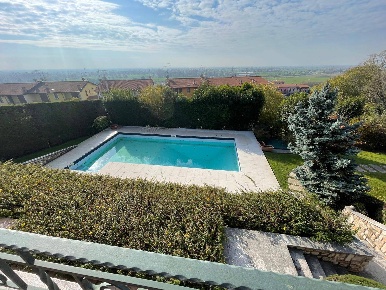 Foto Villa unifamiliare a Volta Mantovana di 400 m² con 10 locali