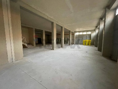 Foto Locale commerciale in Via:Luigi Capuana, Camporotondo Etneo di 700 m²