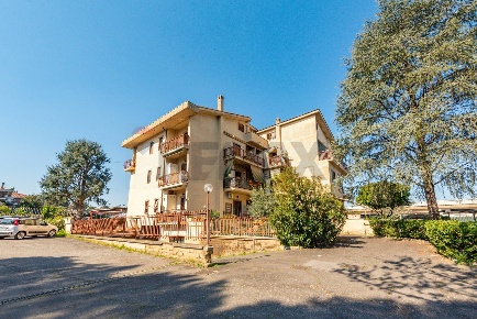 Foto Appartamento in Via Ponte del Pantano 18, Roma Finocchio di 100 m²