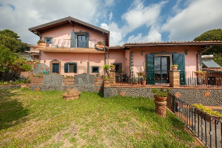 Foto Villa unifamiliare a Pedara Centro di 219 m² con 8 locali in vendita