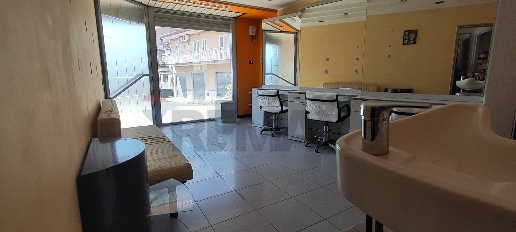 Foto Locale commerciale a Caltagirone Centro di 65 m² con 2 locali