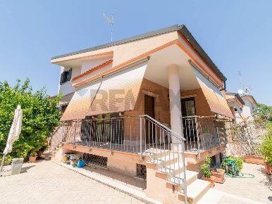 Foto Case semi ndipendenti in Via Realmonte 49, Roma Borghesiana di 140 m²