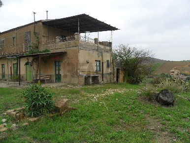 Foto Rustico in Contrada Xirbi snc, Caltanissetta di 193 m² con 8 locali