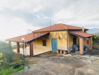 Foto Villa unifamiliare in CONTRADA CANNATELLA SNC, Adrano di 120 m²