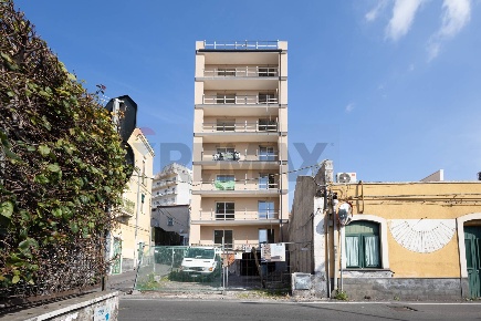 Foto Appartamento in Via Claudio Claudiano 2, Catania di 120 m² in vendita