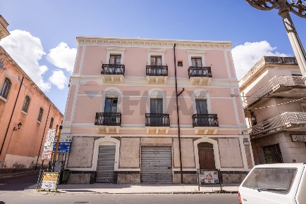 Foto Locale commerciale in via roma, Francavilla di Sicilia di 250 m²