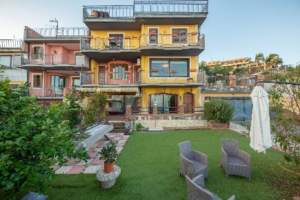 Foto Villa a schiera in Via Vampolieri 37, Aci Castello Centro di 375 m²