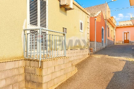 Foto Casa indipendente in Via Salimbene 1, Giarre Centro di 85 m²