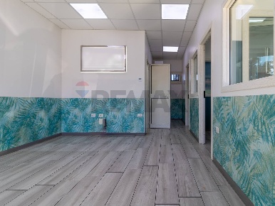 Foto Locale commerciale in Via Di Vermicino 95, Roma Borghesiana di 107 m²