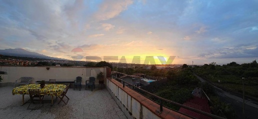 Foto Appartamento in Via Croce 160, Aci Catena Centro di 99 m² con 5 locali