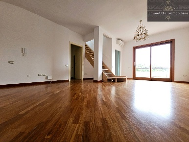 Foto Appartamento in via Bacone, Cagliari Monreale di 150 m² con 5 locali