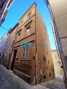 Foto Casa indipendente a Offida di 155 m² con 7 locali in vendita