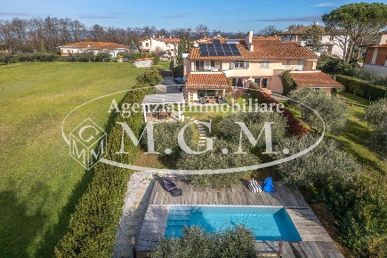 Foto Villa bifamiliare a Bientina Santa Colomba di 250 m² con 8 locali