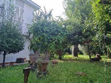 Foto Villa unifamiliare a Carrara Marina di Carrara di 195 m² con 8 locali